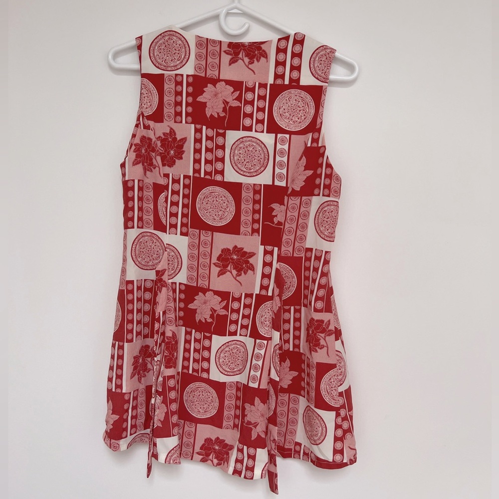 Maniere (L) Red White Floral Medallion Patch Canada Resort Sleeveless Tie Top - Picture 10 of 10